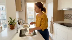 Água de arroz nas plantas: adubo caseiro que resulta ou mito de cozinha