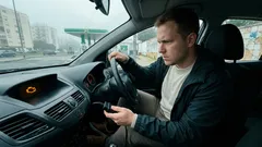 A luz «check engine» acendeu: o que o carro lhe está a dizer (e o que fazer a seguir)