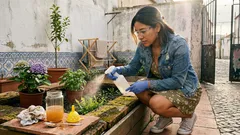 Vinagre no jardim: o que vale mesmo a pena fazer (e o que convém evitar)