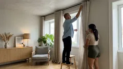 O truque das cortinas do teto ao chão que faz a casa parecer maior