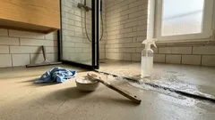 Como branquear as juntas dos azulejos e afastar o mofo com bicarbonato e vinagre