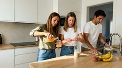 Como travar as moscas-da-fruta na cozinha com uma armadilha de vinagre e detergente (em 10 minutos)