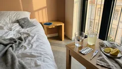 Acordar com dor no corpo: 10 causas comuns e como aliviar