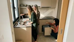 Misturar borras de café com bicarbonato de sódio: para que serve na cozinha (e como usar sem riscar)