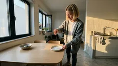 Espalhar um pouco de sal grosso na mesa antes de dormir: o que está por trás do ritual (e como evitar marcas)