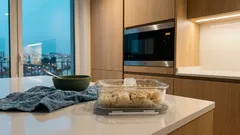 O truque do cubo de gelo para reaquecer arroz no micro-ondas e ficar fofo