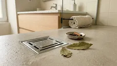 Porque colocar uma folha de louro na grelha do chão pode ajudar a manter as baratas à distância