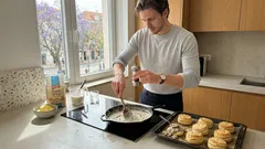 Biscuits and gravy em 20 minutos: o detalhe que deixa o molho branco aveludado (e os biscuits bem fofos)