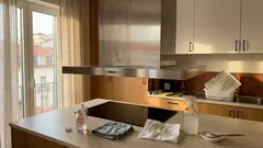 Uma gota de óleo de bebé no pano — e o inox do exaustor fica a brilhar (sem dedadas)