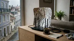 Papel de alumínio atrás do router: truque simples para melhorar o sinal Wi‑Fi em casa